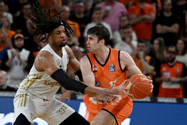 并寻找一名 并寻找一名